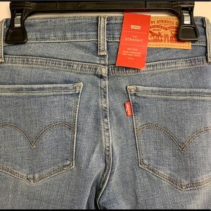 Women’s NWT Levi’s Straight Leg Size 24 Jeans